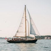 Segelyacht im Winterlager beschädigt